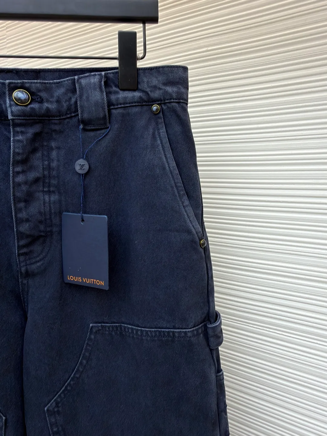 LOUIS VUITTON dyed embossed jeans ●Original version: Purchased and developed by 15889 ●Item number: 1681050-B55 ●Material: denim fabric ●Technology: embossed production ●Version: fitted version ●Weight: about 970 grams ●Size: 30-32-34-36 ●Description: This style is processed through garment dyeing to create a washed retro effect, and then uses a splicing structure and hammer fixing rings to express the workwear style. Monogram embroidery adorns the sides and left patch pocket, and pearlescent buttons and rivets complete the detail. Pair it with the same style to add to your summer wardrobe. The overall wiring is straight and delicate, the fabric is comfortable and soft, and the color is consistent without color difference. It can be matched with the same style to create a fashionable look and control various occasions. Customized accessories, complete with three standards, same style for men and women!